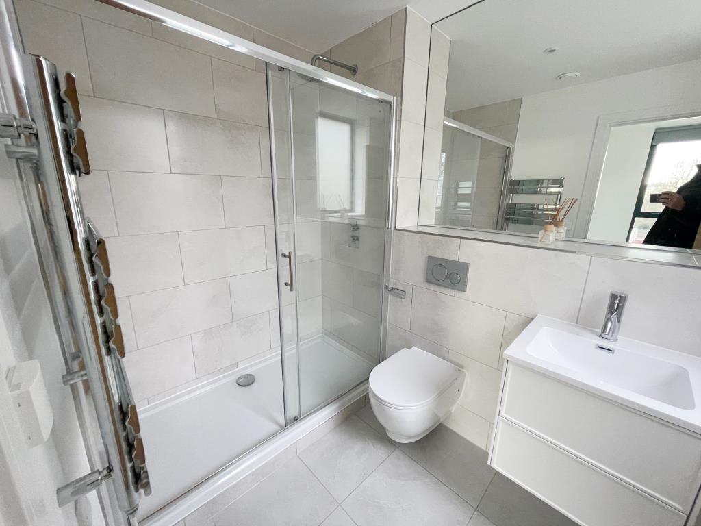 Lot: 16 - TWO-BEDROOM APARTMENT IN MODERN BLOCK WITH SEA VIEWS - En-suite to Bedroom 1